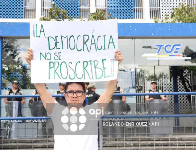 PLANTON REVOLUCION CIUDADANA EN EL TCE
