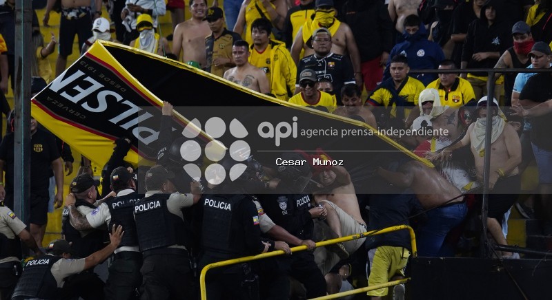 FBL-ENFRENTAMIENTO-HINCHAS-POLICIA