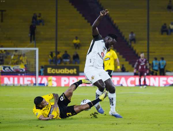 Barcelona pasa justo 1-0 a Libertad