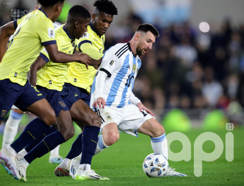 Ecuador empata 1-1 al campeón mundial