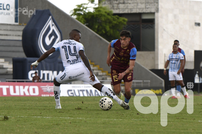Los ciudadanos emergen a media tabla