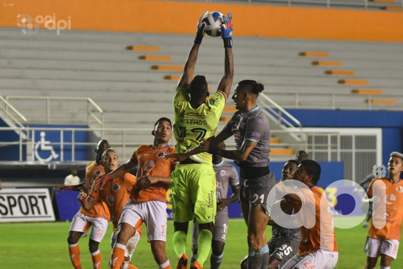 Libertad golea 3-0 y sepulta al Manta en el ascenso