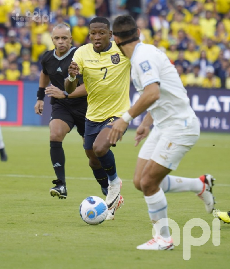 Ecuador remonta 2-1 ante Uruguay