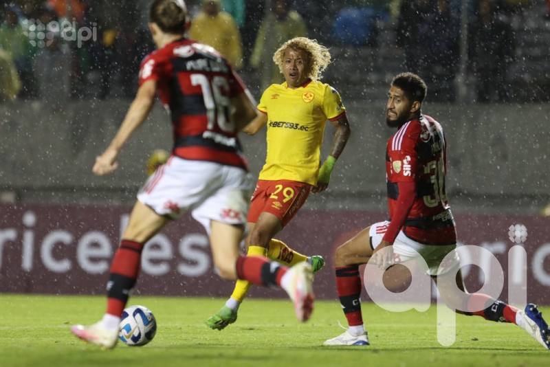 Flamengo despide con goleada 4-0 al Aucas