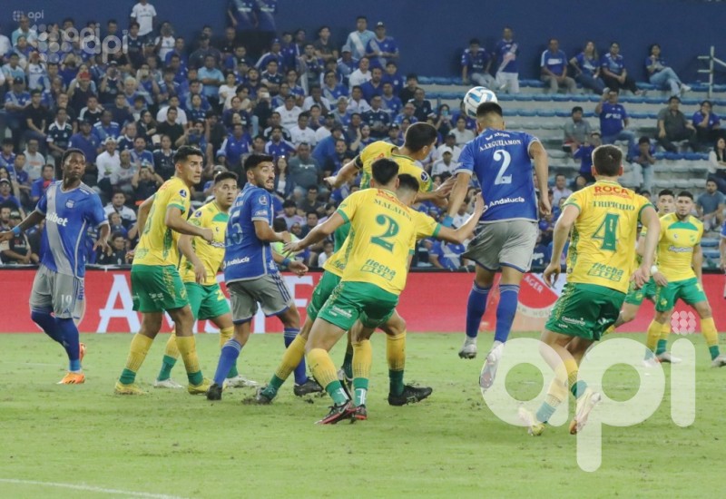 Defensa vence 2-1 a Emelec en Guayaquil