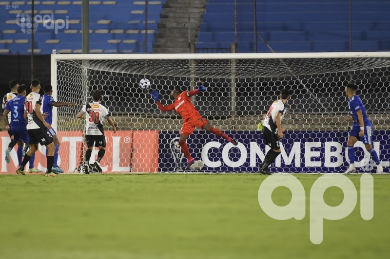 Emelec sometido en debut copero