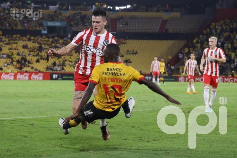 Estudiantes golea y elimina a Barcelona