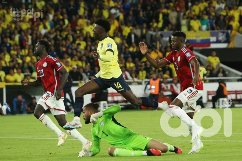Ecuador salva el 0-0 ante Colombia en Quito