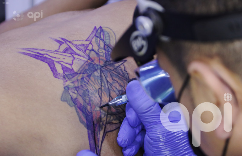 Conflicto armado aumenta los 'cover up' en estudios de tatoo