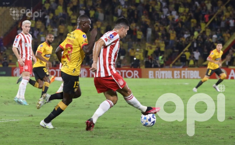 Barcelona aventaja 2-1 a Estudiantes en repesca de Sudamericana