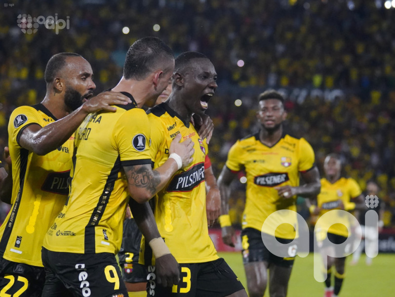 Corinthians gana 2-0 pero Barcelona se clasifica