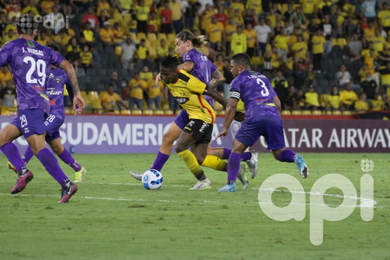 Barcelona saca un empate 2-2 a Metropolitanos en Venezuela