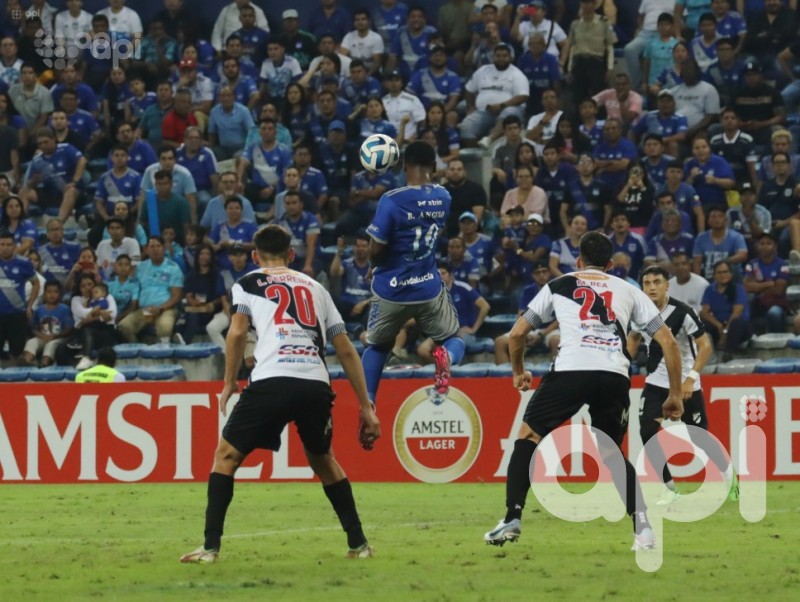 Emelec supera 2-1 a Danubio y consigue repechaje