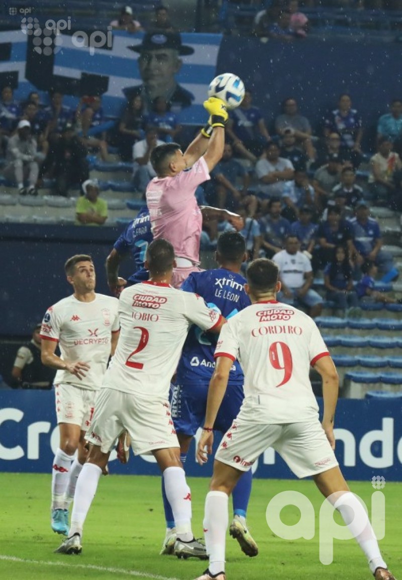 Emelec sale airoso 1-0 ante Huracán