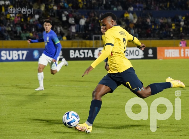 Ecuador y Brasil reparten honores 2-2