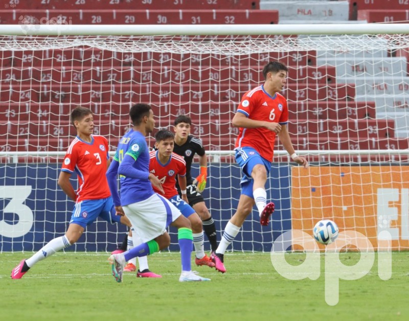 Brasil blanquea 3-0 a Chile y apunta al título