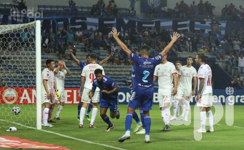 Emelec rescata un empate 2-2 con Huracán en Argentina