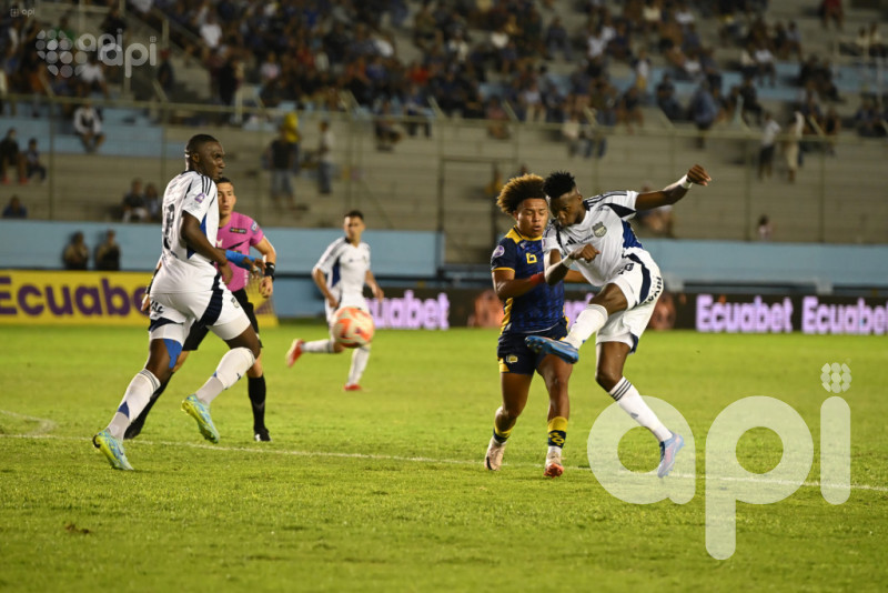 Emelec se impone 1-0 a Delfín en Manta