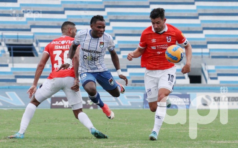 Católica golea (4-0) a 9 de Octubre en Guayaquil