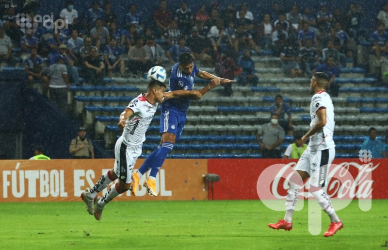 Los azules sufren pero siguen en Sudamericana