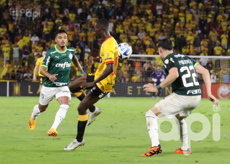 Palmeiras remonta, gana 4-2 y elimina a Barcelona