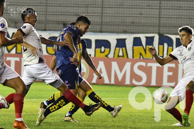 Delfín remonta 4-3 a Real Tomayapo