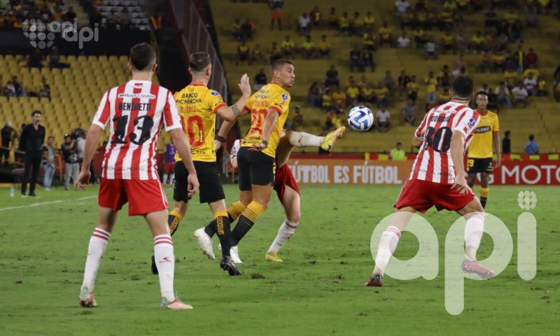 Barcelona aventaja a Estudiantes