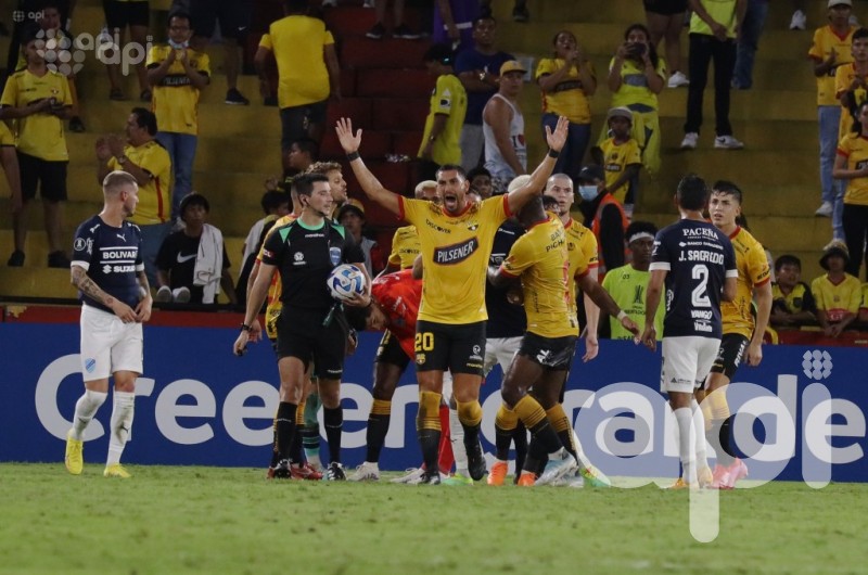 Barcelona vence con apuros 2-1 a Bolívar