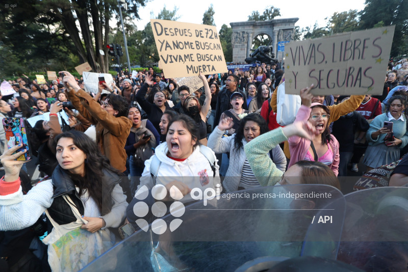 UIO PLANTÓN POR NATHALY MAFLA Y MONIKA SILVA